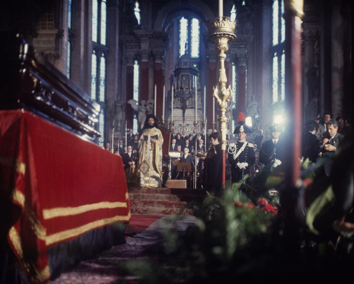 Le prêtre orthodoxe durant les funérailles d'Igor Stravinsky à l'église de San Giovani e Paulo Venise 1971.