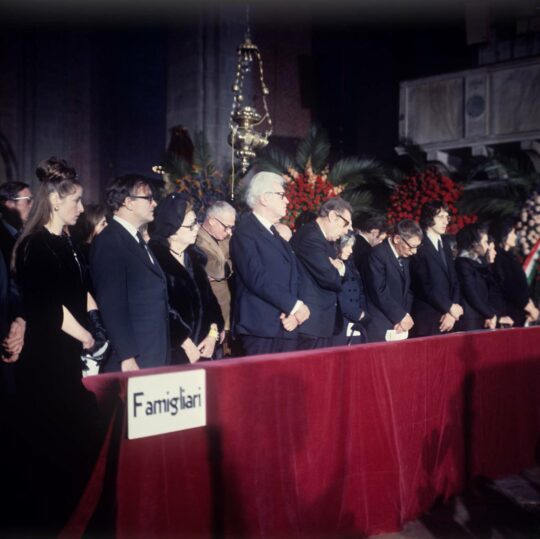 De gauche à droite : Bob Craft, Vera Stravinskaia, Nicolas Nabokov, Théodore Stravinsky et le petit fils de Stravinsky durant les funérailles d'Igor Stravinsky à l'église de San Giovani e Paulo Venise 1971.