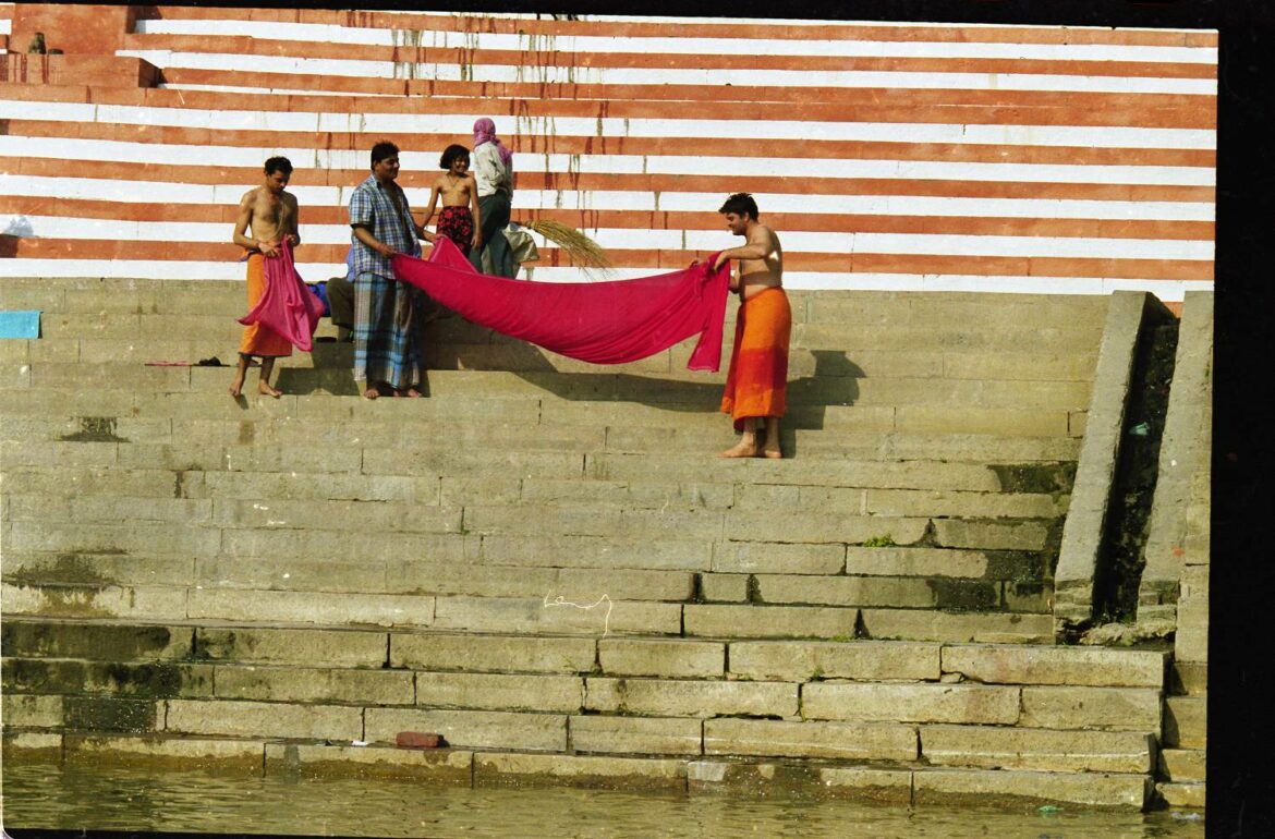 India. The ghat of Kedar (Benares). 2003.