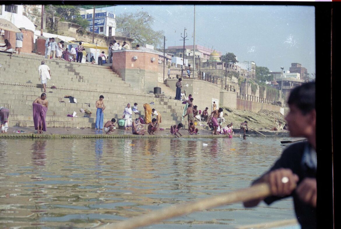 India. The ghat of Kedar (Benares). 2003.